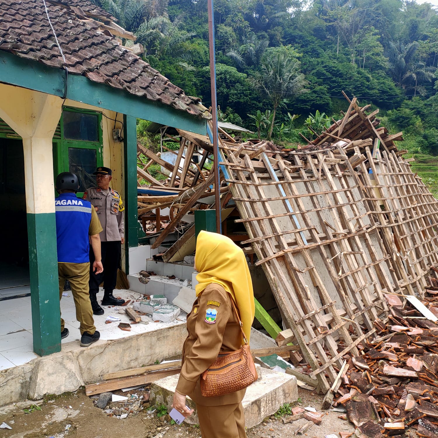 Ruang Guru SMP PGRI Talegong Garut Ambruk Akibat Pergeseran Tanah